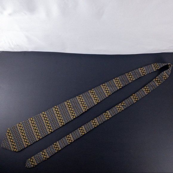 5 Brand Name Ties including Dior, Aquascutum, Vanderbilt, and The Met Museum - Picture 14 of 16